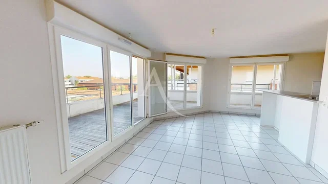 Salón; suelo de baldosas, vista, luz natural