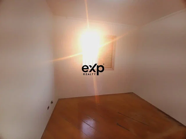 Camera da letto; luce naturale, pavimento in legno