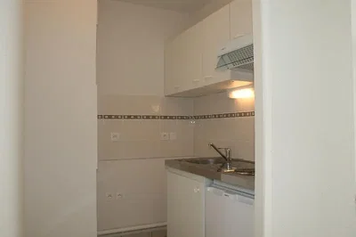 Cuisine; électroménager, carrelage, poutres en bois, rénové, lumière naturelle