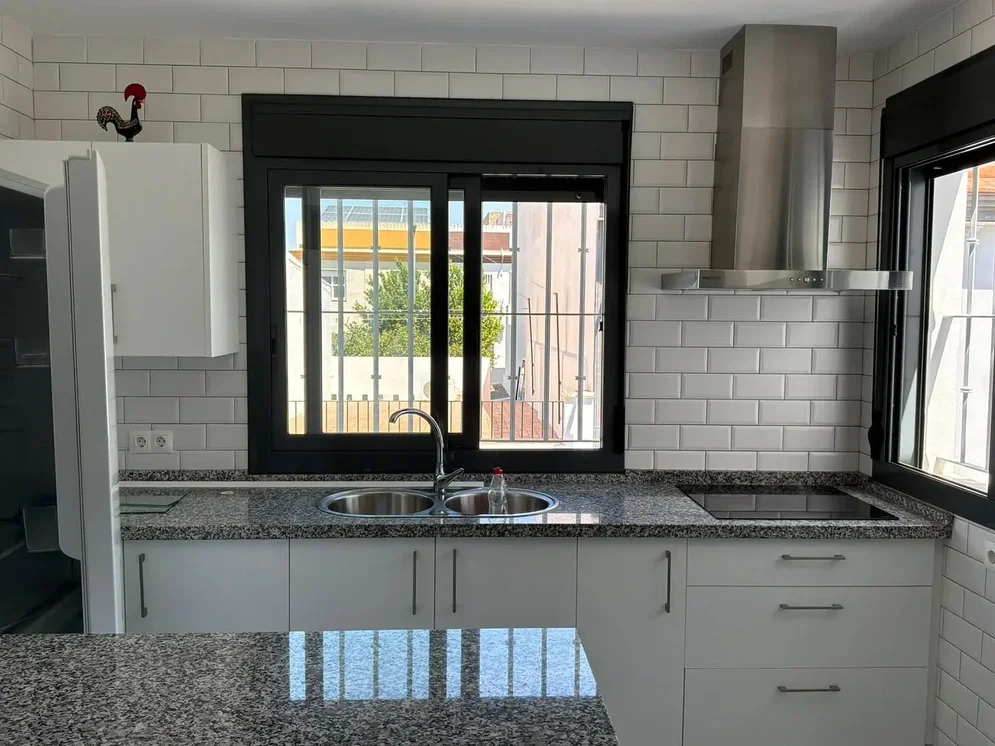 Cucina; elettrodomestici, luce naturale, ristrutturato