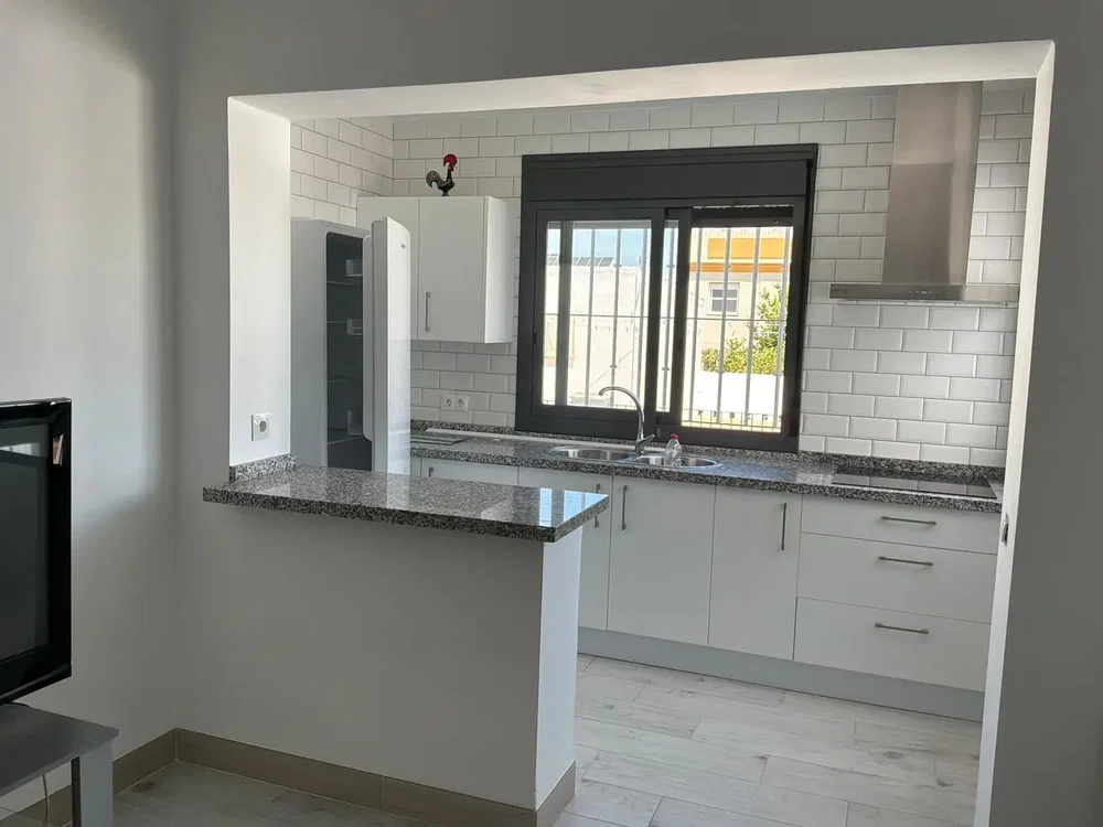 Cucina; elettrodomestici, pavimento in piastrelle, luce naturale