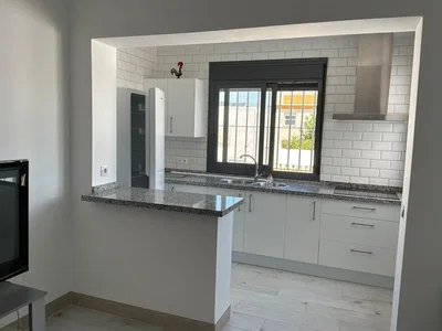 Cucina; elettrodomestici, pavimento in piastrelle, luce naturale