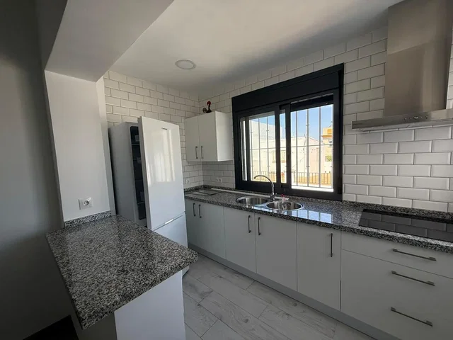 Cucina; elettrodomestici, luce naturale, ristrutturato