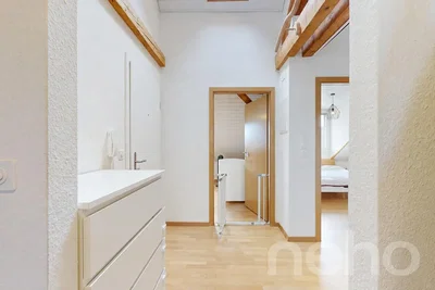 Garderobe; holzbalken, holzboden, tageslicht, renoviert
