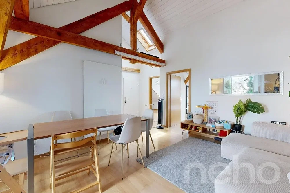 Wohnzimmer; holzbalken, holzboden, tageslicht, moderner stil