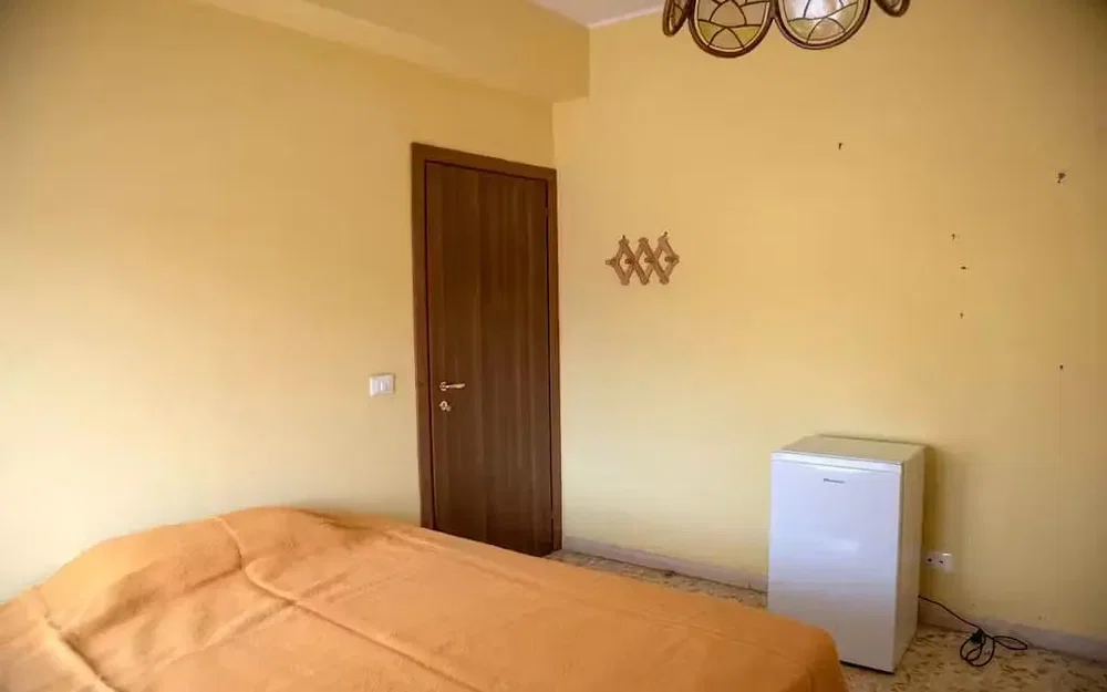 Schlafzimmer; renovierungsbedürftig, tageslicht