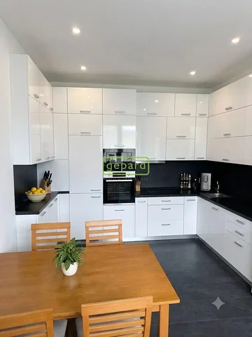 Keuken; keukenapparatuur, tegelvloer, natuurlijk licht