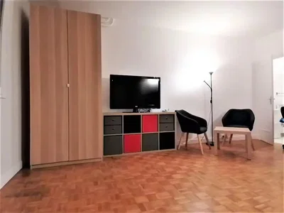 Sala de estar; chão de madeira, luz natural