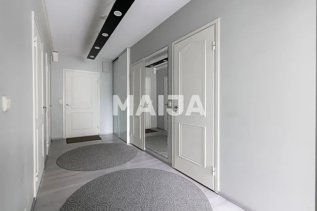 Šatna; dřevěná podlaha, přirozené světlo