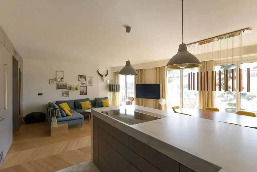 Obývačka; prirodzené svetlo, moderný štýl, drevená podlaha