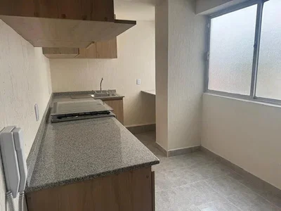 Cucina; pavimento in piastrelle, elettrodomestici