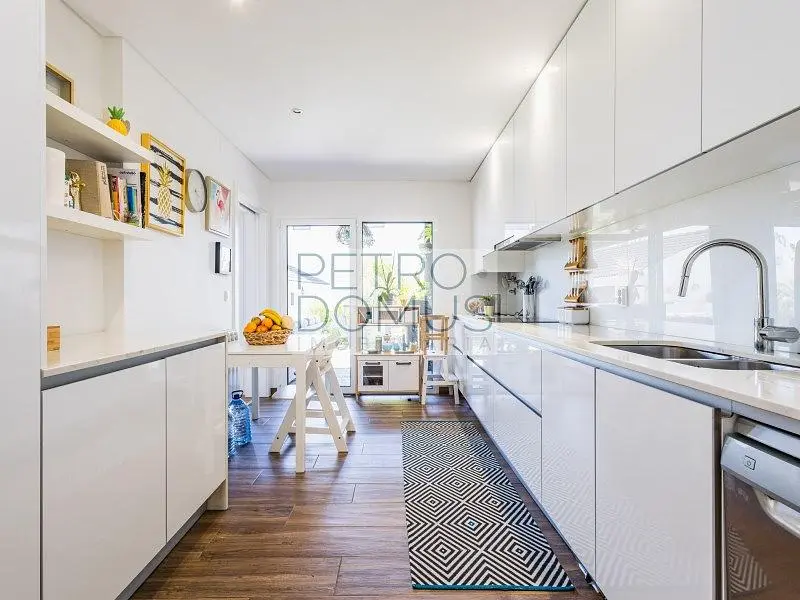 Cuisine; électroménager, parquet, lumière naturelle