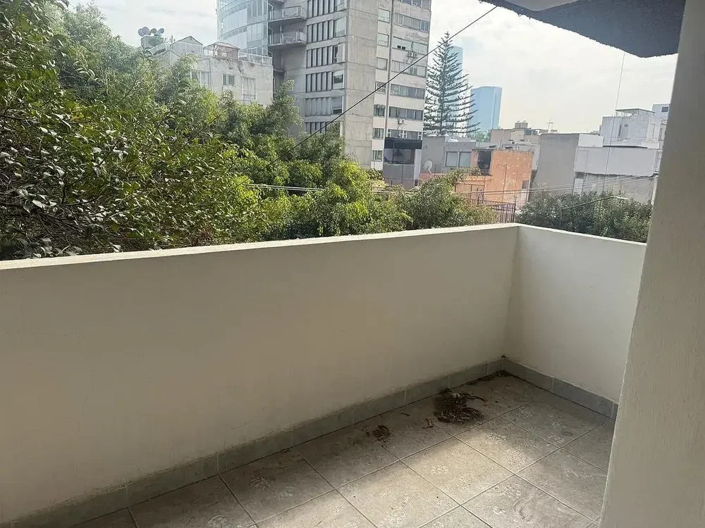 Balcone; pavimento in piastrelle, vista