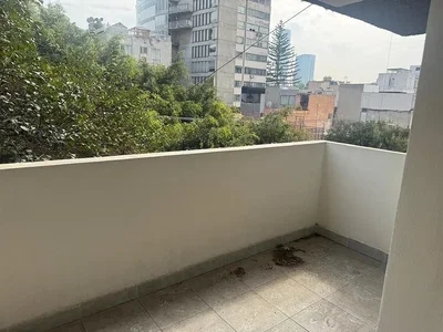 Balcone; pavimento in piastrelle, vista