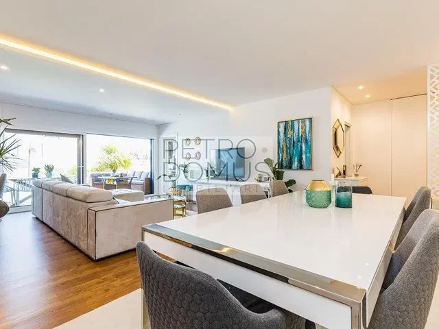 Soggiorno; pavimento in legno, luce naturale, stile moderno