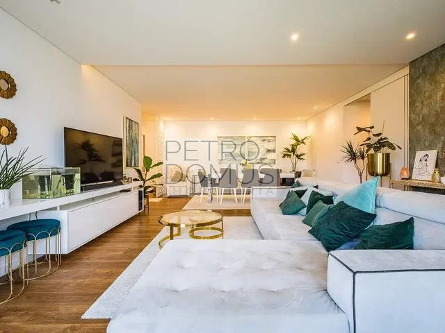 Soggiorno; stile moderno, pavimento in legno, luce naturale, ristrutturato