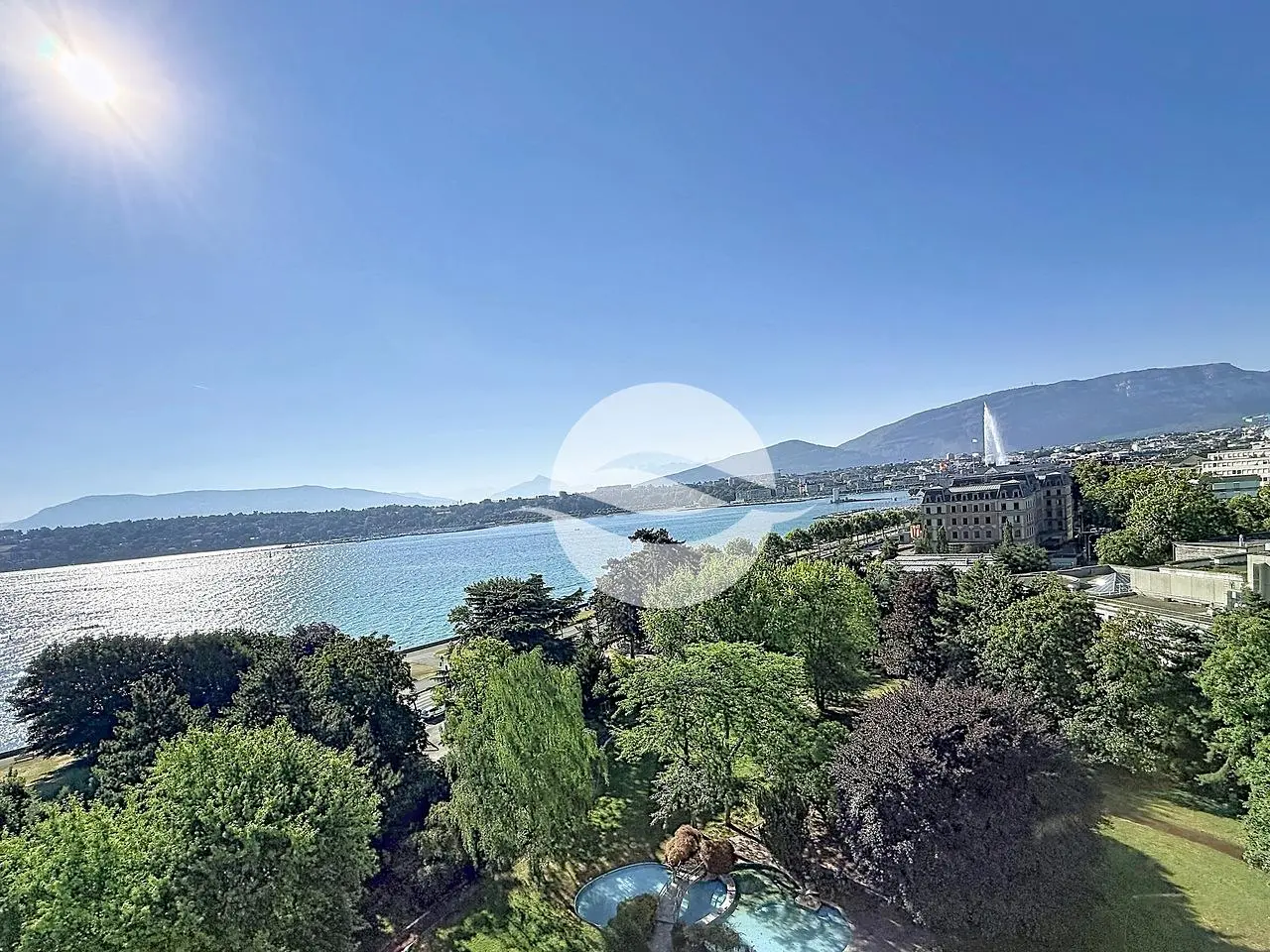 Maison et environs; vue, lumière naturelle