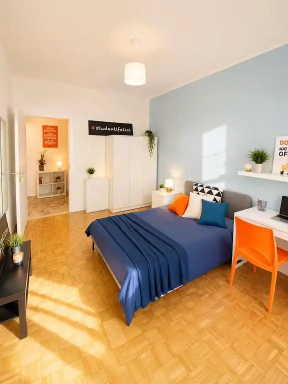 Camera da letto; luce naturale, pavimento in legno