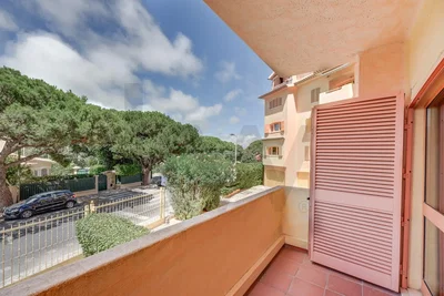Balkon; dlažba, výhled, přirozené světlo