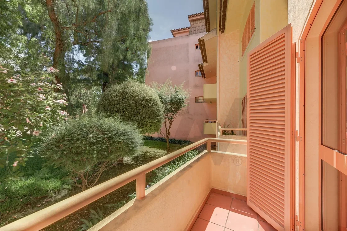 Balkon; přirozené světlo, dlažba, výhled