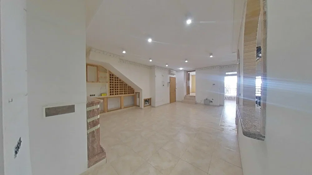 Salon; carrelage, lumière naturelle