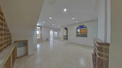 Salon; carrelage, lumière naturelle