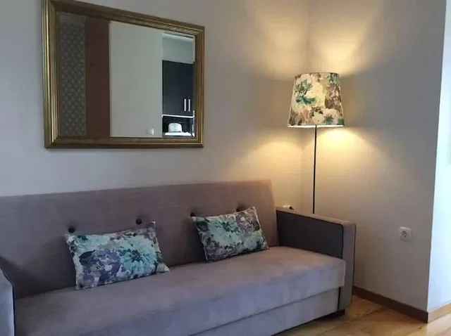 Sala de estar; luz natural, chão de madeira, estilo moderno