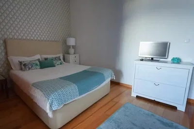 Schlafzimmer; holzboden, tageslicht