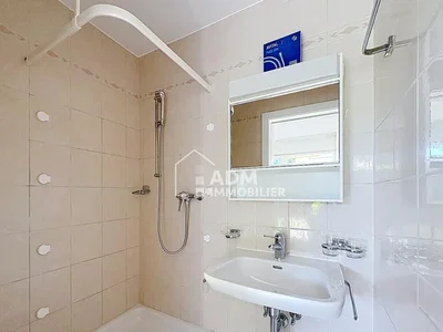 Toilette; pavimento in piastrelle, luce naturale