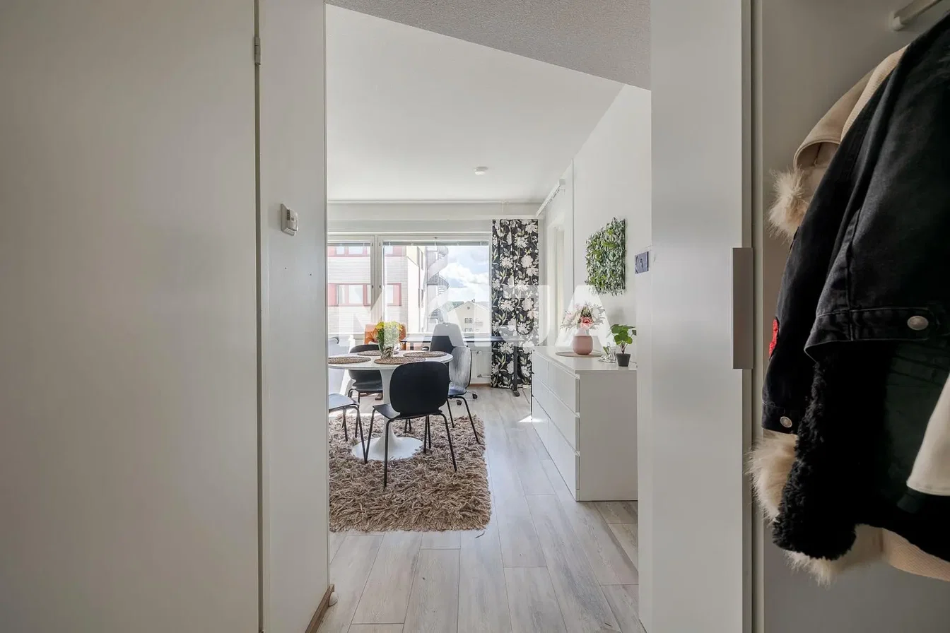 Vestiaire; parquet, lumière naturelle