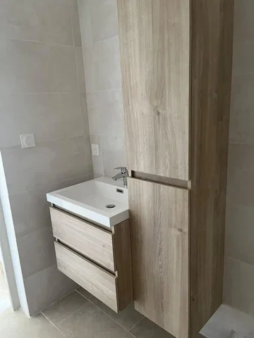Toilettes; carrelage, rénové, lumière naturelle