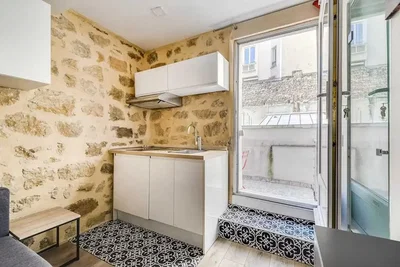 Cuisine; électroménager, carrelage, lumière naturelle, style rustique
