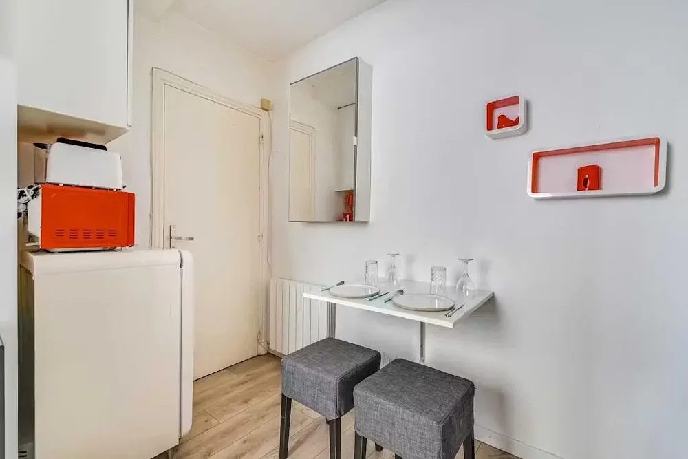 Cuisine; électroménager, carrelage, lumière naturelle