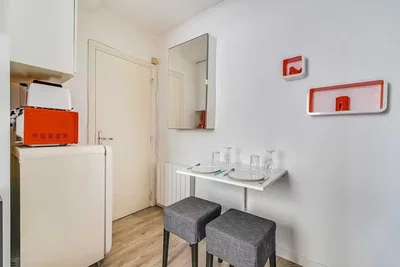 Cuisine; électroménager, carrelage, lumière naturelle