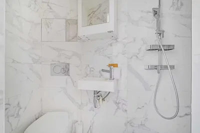 Toilettes; carrelage, rénové, lumière naturelle