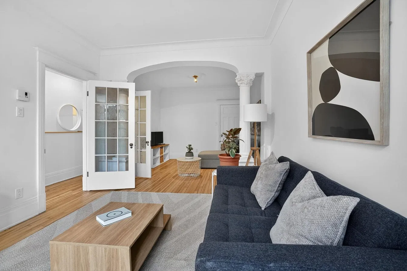 Living room; natural light, wood floor, modern style
