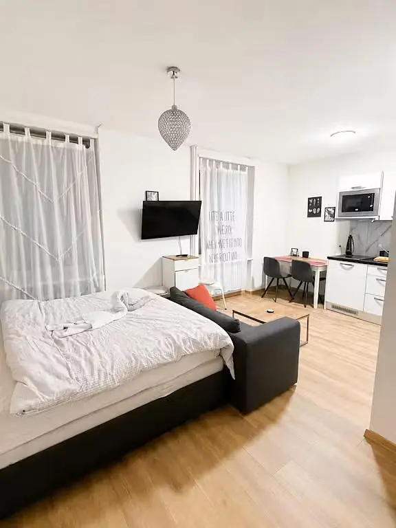 Bedroom; natural light, wood floor, modern style
