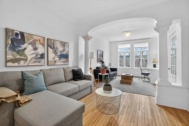 Living room; wood floor, natural light, modern style