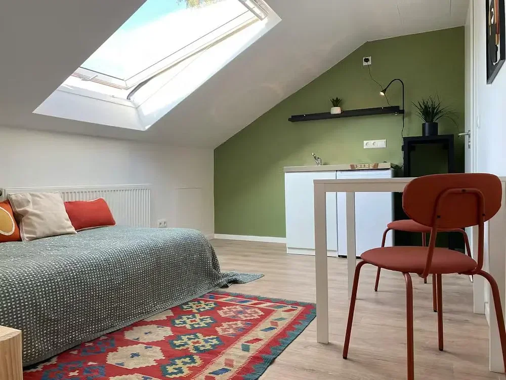 Quarto; luz natural, chão de madeira, estilo moderno