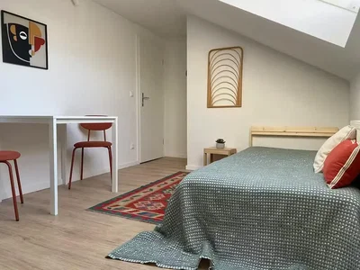 Quarto; chão de madeira, luz natural, estilo moderno