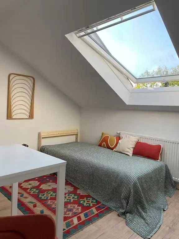 Quarto; luz natural, chão de madeira
