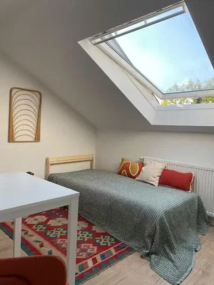 Quarto; luz natural, chão de madeira
