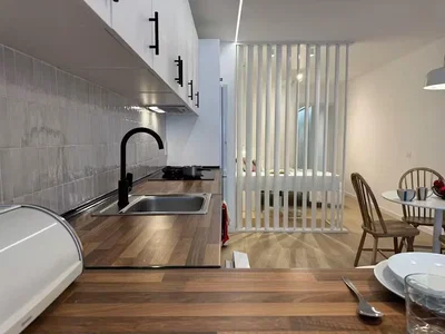 Kuhinja; drveni pod, prirodna svjetlost, moderan stil, kućanski aparati