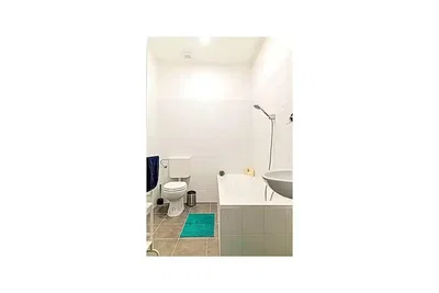 Toilette; fliesenboden, tageslicht