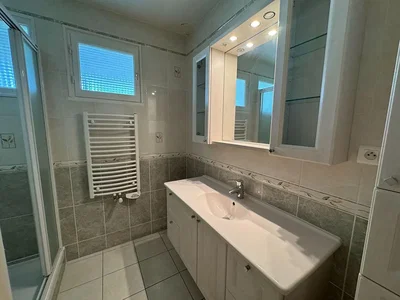 Badezimmer; fliesenboden, tageslicht