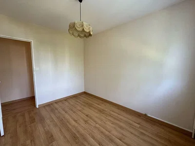 Schlafzimmer; holzboden, tageslicht