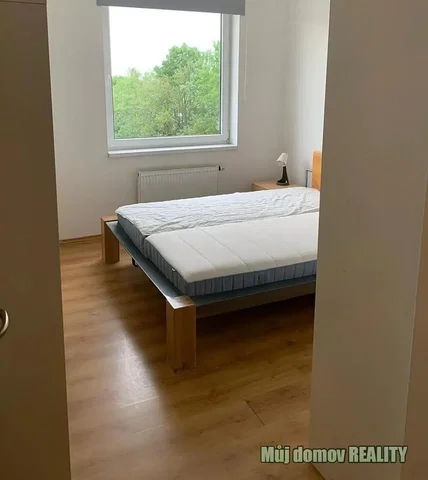 Quarto; chão de madeira, luz natural, vista
