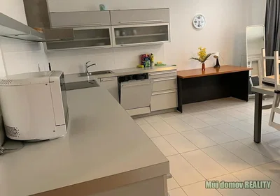 Cozinha; eletrodomésticos, chão de azulejo, luz natural