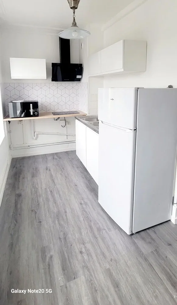 Cuisine; électroménager, carrelage, parquet, lumière naturelle