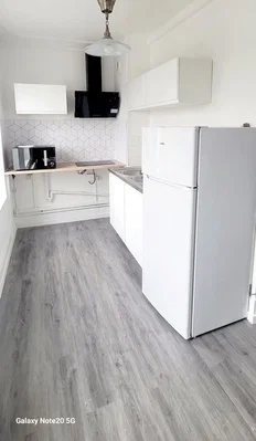 Cuisine; électroménager, carrelage, parquet, lumière naturelle
